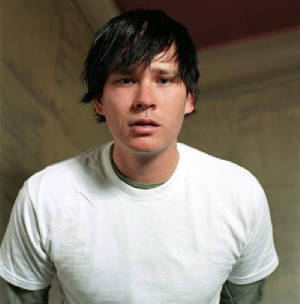 TOM DELONGE - Guy Musicians - Bellazon