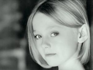 Dakota_Fanning_bw_1600x1200_rotate.jpg