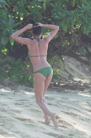 cameron_diaz_cameron_diaz_bikini_in_hawaii_012207_3_9kVEOjo.sized.jpg