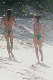 cameron_diaz_cameron_diaz_bikini_in_hawaii_012207_4_cPJmfxL.sized.jpg