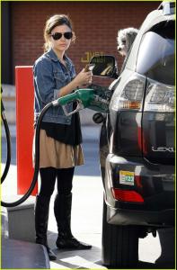 rachel_bilson_gas_guzzler_05.jpg