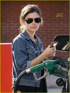 rachel_bilson_gas_guzzler_02.jpg