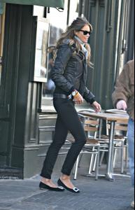 83185_Celebutopia_Elle_Macpherson_at_restaurant_Osteria_Basilico_in_London_05_122_382lo.jpg