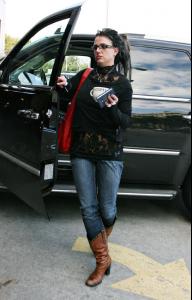 Britney_Spears_At_Mercedes_Dealership_Jan_29_2.jpg