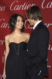 celeb-city.eu_Vanessa_Hudgens_Palm_Springs_IFF_Awards_Gala_01-05-2008_019.jpg