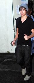Zac_Efron_after_surgery_in_Hollywoodcelebutopia_01.jpg