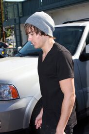 Zac_Efron_after_surgery_in_Hollywoodcelebutopia_02.jpg