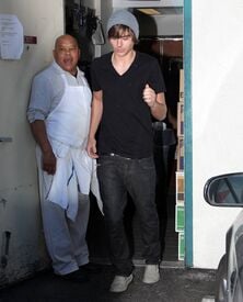 Zac_Efron_after_surgery_in_Hollywoodcelebutopia_03.jpg