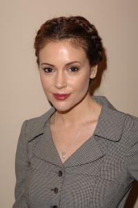 40673_Celebutopia_Alyssa_Milano_5life_1015_at_Nova_University_in_Davie_01_122_781lo.jpg