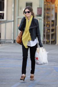 Rachel_Bilson___Shopping_in_West_Hollywood2_January_15_2008_10.jpg