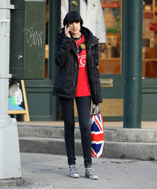 Preppie_-_Agyness_Deyn_out_and_about_in_SoHo_-_Jan._15_2010_565.jpg