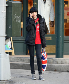 Preppie_-_Agyness_Deyn_out_and_about_in_SoHo_-_Jan._15_2010_6205.jpg