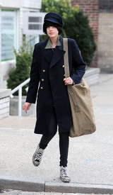 Preppie_-_Agyness_Deyn_out_and_about_in_New_York_City_-_Jan._27_2010_636.jpg