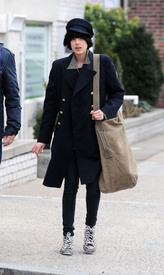 Preppie_-_Agyness_Deyn_out_and_about_in_New_York_City_-_Jan._27_2010_715.jpg