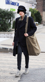 Preppie_-_Agyness_Deyn_out_and_about_in_New_York_City_-_Jan._27_2010_878.jpg