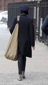 Preppie_-_Agyness_Deyn_out_and_about_in_New_York_City_-_Jan._27_2010_893.jpg