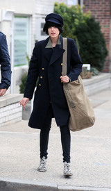 Preppie_-_Agyness_Deyn_out_and_about_in_New_York_City_-_Jan._27_2010_928.jpg