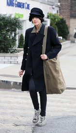 Preppie_-_Agyness_Deyn_out_and_about_in_New_York_City_-_Jan._27_2010_966.jpg