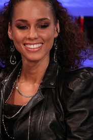 Preppie_-_Alicia_Keys_appearing_on_the_Spanish_TV_show_El_Hormiguero_in_Spain_-_Jan._19_2010_639.jpg