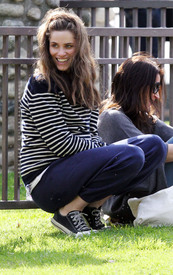 amanda_peet_out_at_the_park_tikipeter_celebritycity_003.jpg