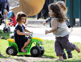 amanda_peet_out_at_the_park_tikipeter_celebritycity_004.jpg