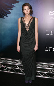 celebrity-paradise.com-The_Elder-Willa_Holland_2010-01-21_-_Legion_World_Premiere_in_Hollywood_049.jpg