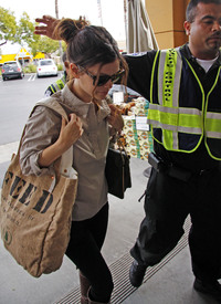 rachel_bilson_arrives_at_gelsons_market_tikipeter_celebritycity_004.jpg