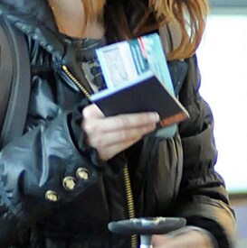 Preppie_-_Rachel_Bilson_at_the_airport_in_Toronto_-_Jan._10_2010_8170.jpg