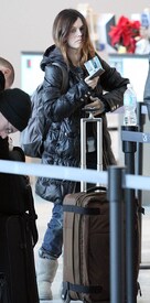 Preppie_-_Rachel_Bilson_at_the_airport_in_Toronto_-_Jan._10_2010_919.jpg