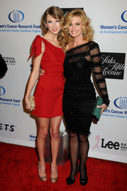 celebrity-paradise.com-The_Elder-Faith_Hill_2010-01-27_-_EIF4s_Women2s_Cancer_Research_Fund_922.jpg