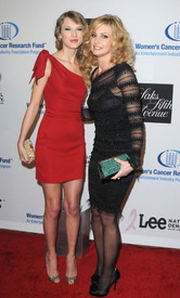 celebrity-paradise.com-The_Elder-Faith_Hill_2010-01-27_-_EIF5s_Women2s_Cancer_Research_Fund_6308.jpg