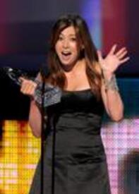 th_Celebutopia-Alyson_Hannigan_accepts_the_Favorite_TV_Comedy_Actress_award_during_the_People5s_Choice_Awards-02.jpg