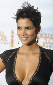 newnia-Halle_Berry_-_67th_Annual_Golden_Globe_Awards13.jpg