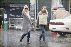 kate-bosworth-running-rain-01.jpg