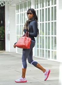 63161_Tikipeter_Naomi_Campbell_leaving_the_gym_004_122_590lo.jpg