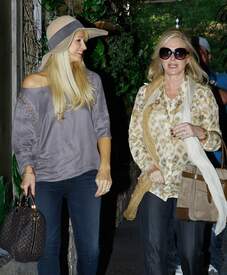 87322_Paris_Hilton_shopping_in_Beverly_Glen_07_01_2011_08_122_93lo.jpg