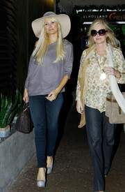 87357_Paris_Hilton_shopping_in_Beverly_Glen_07_01_2011_10_122_95lo.jpg