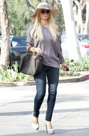 87570_Paris_Hilton_shopping_in_Beverly_Glen_07_01_2011_24_122_1193lo.jpg