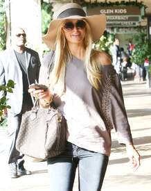 87587_Paris_Hilton_shopping_in_Beverly_Glen_07_01_2011_25_122_442lo.jpg