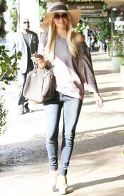 87603_Paris_Hilton_shopping_in_Beverly_Glen_07_01_2011_26_122_504lo.jpg