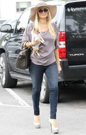 87762_Paris_Hilton_shopping_in_Beverly_Glen_07_01_2011_36_122_427lo.jpg