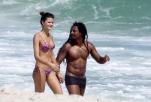 20110124154335_190273_large_isabeli_fontana_e_falcao_se_divertem_na_praia.jpg