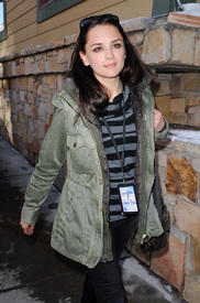 celebrity_paradise.com_TheElder_RachelLeeCook2011_01_18_outonMainStreetonDay2ofSundance7.jpg