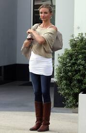 celebrity_paradise.com_TheElder_CameronDiaz2011_01_16_outsideofhergyminLA1.jpg