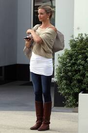 celebrity_paradise.com_TheElder_CameronDiaz2011_01_16_outsideofhergyminLA10.jpg