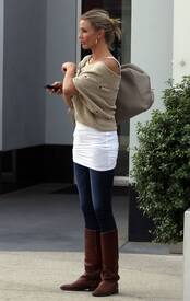 celebrity_paradise.com_TheElder_CameronDiaz2011_01_16_outsideofhergyminLA11.jpg