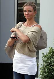 celebrity_paradise.com_TheElder_CameronDiaz2011_01_16_outsideofhergyminLA12.jpg