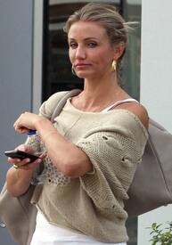 celebrity_paradise.com_TheElder_CameronDiaz2011_01_16_outsideofhergyminLA14.jpg