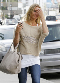 celebrity_paradise.com_TheElder_CameronDiaz2011_01_16_outsideofhergyminLA16.jpg