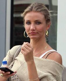 celebrity_paradise.com_TheElder_CameronDiaz2011_01_16_outsideofhergyminLA3.jpg